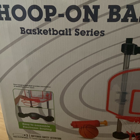 Back of the door basketball net, comes complete ball and pump included - Picture 2 of 5